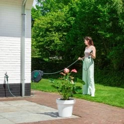 VONROC Automatische Slanghaspel – Incl. 25m Tuinslang, Aansluitslang, Spuitstuk, Koppelingen & Kraanaansluiting -Gardena Winkel 1200x1200 1254