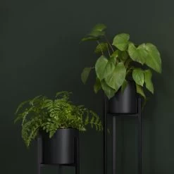 QUVIO Plantenstandaard Binnen - Inclusief Pot - Staande Plantenbak - Metaal - Bloempot - 22 X 22 X 60 Cm - Zwart -Gardena Winkel 1200x1200 1963