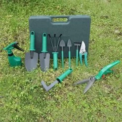 Merkloos 10-Delige Tuingereedschap Set Inclusief Opbergkoffer - Tuinierset - Tuinsetje - Gereedschap Voor Tuin - Tuinschaar - Tuinschepje - Bloemenschaar - Voegenkrabber - Plantenspuit - Grasschaar - Bloemenschep - Tuinhark -Gardena Winkel 1200x1200 949