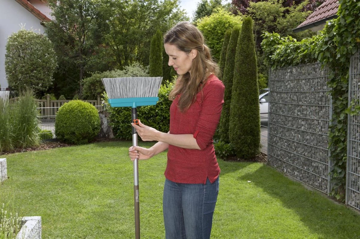 GARDENA Combisystem Terrasbezem - Breedte 32cm - Geadviseerde Steellengte 130cm 10 GARDENA Combisystem Terrasbezem - Breedte 32cm - Geadviseerde Steellengte 130cm - Afbeelding 10