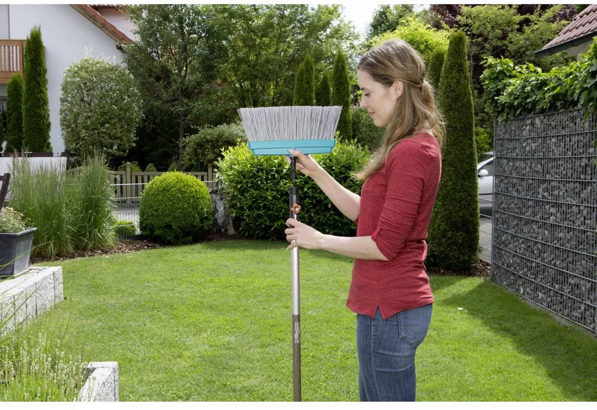 GARDENA Combisystem Terrasbezem - Breedte 32cm - Geadviseerde Steellengte 130cm 4 GARDENA Combisystem Terrasbezem - Breedte 32cm - Geadviseerde Steellengte 130cm - Afbeelding 4