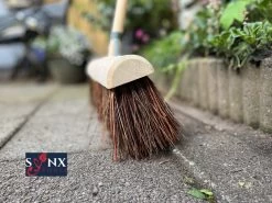 Synx Tools Gemeente Bezem 45 Cm - Straatbezem / Stadsbezem - Steel 150 Cm - Harde Natuurvezels - Bezemsteel - Bezems - Schrobborstels - Veger - Buitenbezem -Tuinbezem -Gardena Winkel 1200x899 4