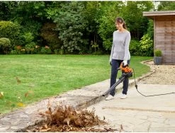 Black & Decker BLACK+DECKER BEBLV300SB-QS Bladblazer - 404 Km/u - 3000W - Zuig-/blaasfunctie - Gesnoerd -Gardena Winkel 1200x911 2