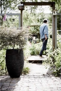 Capi Europe - Vaas Elegant Deluxe Rib NL - 56x84 - Zwart - Voor Binnen En Buiten - KBLR1132 14 Capi Europe - Vaas Elegant Deluxe Rib NL - 56x84 - Zwart - Voor Binnen En Buiten - KBLR1132 -Gardena Winkel 803x1200 9