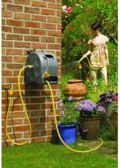 Hozelock Compact Enclosed Reel 2 In 1 - 25 Meter - Slangbox En Muurhaspel In één - Grijs -Gardena Winkel 858x1200 3
