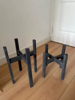 Plantenstandaard Binnen - Set Van 2 - Diameter Tot 24 Cm - Plantenkruk - Bloempotten Voor Binnen - Plantentafeltje Voor Binnen - Bloempot Standaard - Plantenstandaard - Hout - Mat Zwart/Donkergrijs -Gardena Winkel 900x1200 33